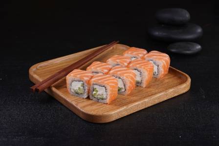 Å skille tradisjonell japansk sushi fra moderne innovasjoner